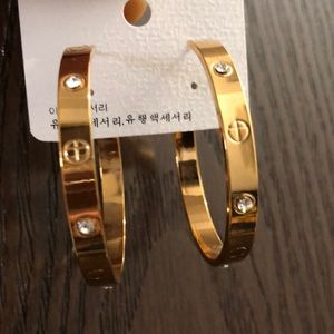 Hoop earrings with diamonds